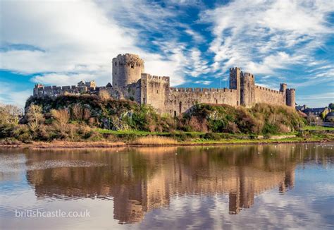 ¡Sumérgete en la Historia con el Castillo de Pembroke! Un viaje a través del tiempo y la magnificencia medieval.