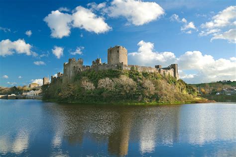 ¡Sumérgete en la historia con el Castillo de Pembroke! Antigua fortaleza medieval que alberga leyendas fascinantes