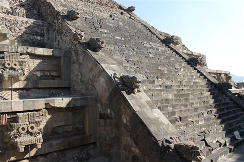 El Templo de la Serpiente Emplumada: Un enigmático monumento a la historia y el misterio Maya en Tula!