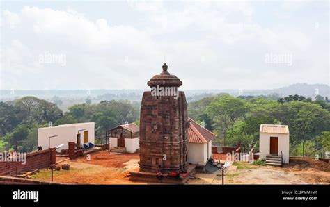 ¡Sumérgete en la historia y la belleza natural del Templo Mahakala! Una joya arquitectónica budista de la era Majapahit en Flores.