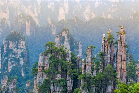 ¡Sumérgete en la magia de las Montañas de los Pilares Celestiales! Explorando las maravillas naturales y las leyendas ancestrales de Zhangjiajie.