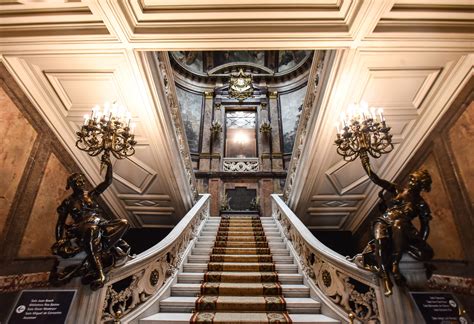 ¡El Palacio de Linares: Una joya arquitectónica que te transportará a la época dorada de Madrid!