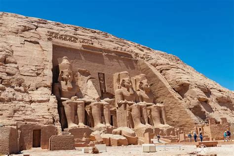 ¡Explora la magia ancestral del Templo de Ramsés II en Abu Simbel! Tesoro egipcio tallado en la roca y un legado faraónico impresionante