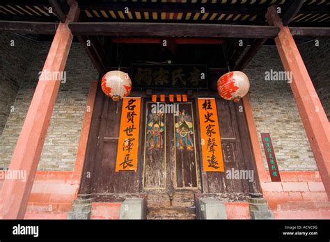 ¿Deseas explorar la historia y belleza del Templo Shilong en Dongguan?