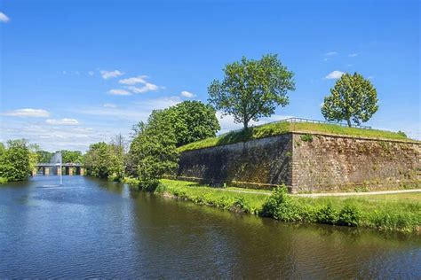 ¡Explora la historia de Saarbrücken en la imponente Fortaleza de Saarlouis! ¡Una joya arquitectónica de época que te transportará al pasado!