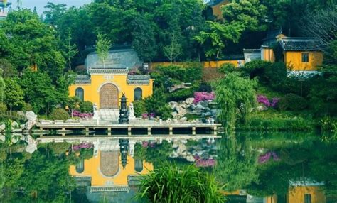 ¡Sumérgete en la historia y la belleza natural en el Templo de la Montaña Lingshan!